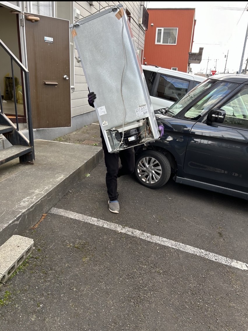 札幌市の不用品回収作業 大型冷蔵庫の搬出対応